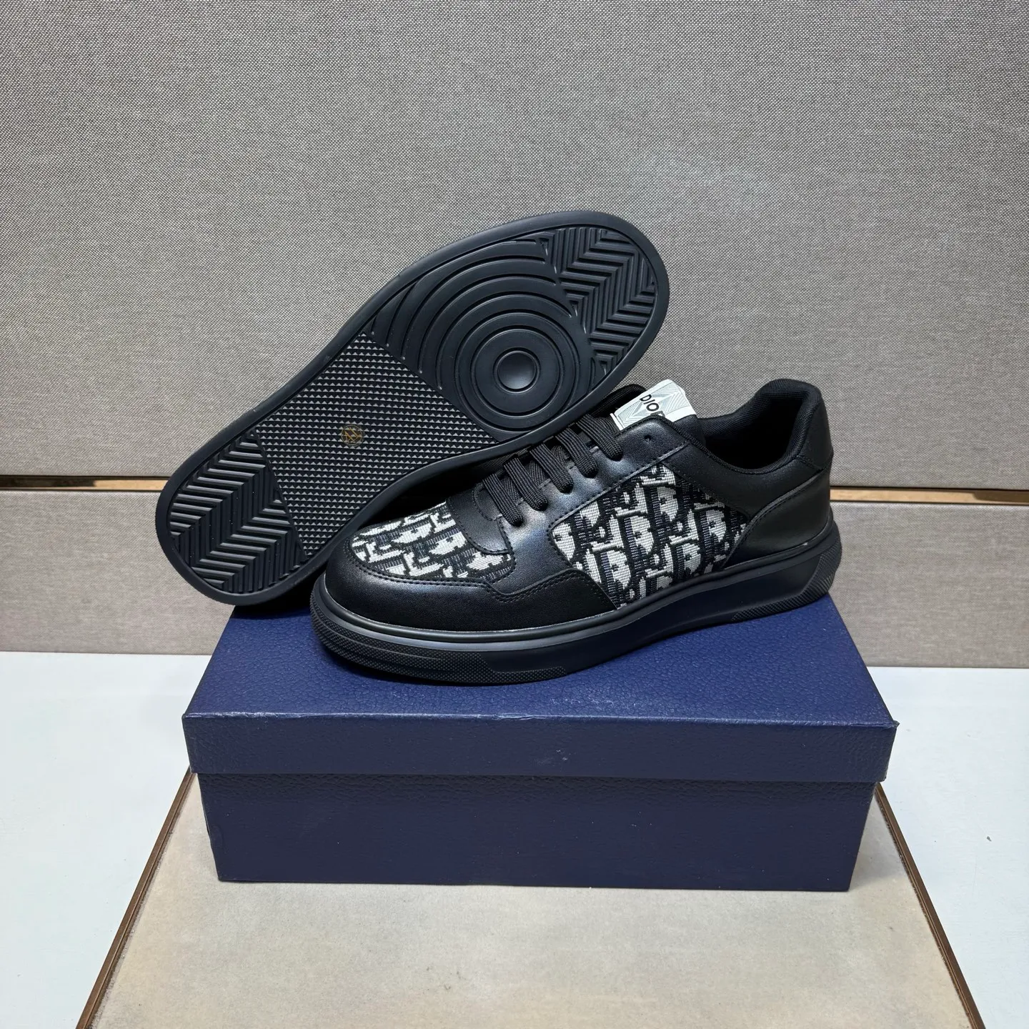 ⬛️Men's shoes 💰p400 [Dior~] Men's casual shoes 2025z cabinet sales simultaneously 🔶Size: 38-44 #️⃣ 🔷2 colors🔜The upper is made of multi-material splicing➕Mesh lining, comfortable and breathable, sole: original comfortable and wear-resistant outsole, ⚠️real thing📱photographed🎬real thing is better📢📢📢